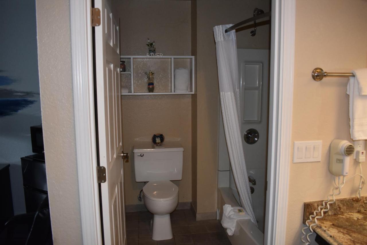 Lighthouse Cove Inn Бандон Экстерьер фото Bathroom