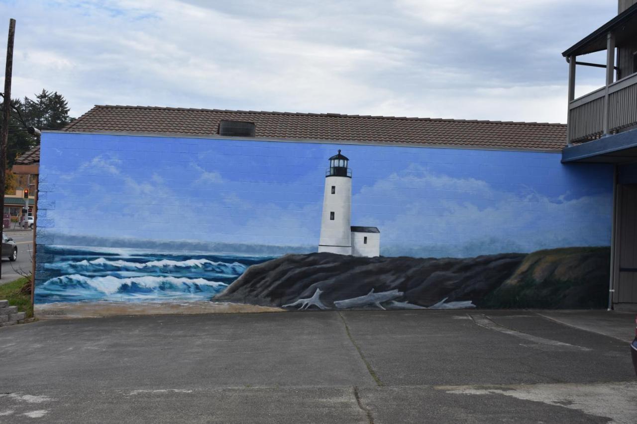 Lighthouse Cove Inn Бандон Экстерьер фото Mural of the lighthouse in downtown Provincetown