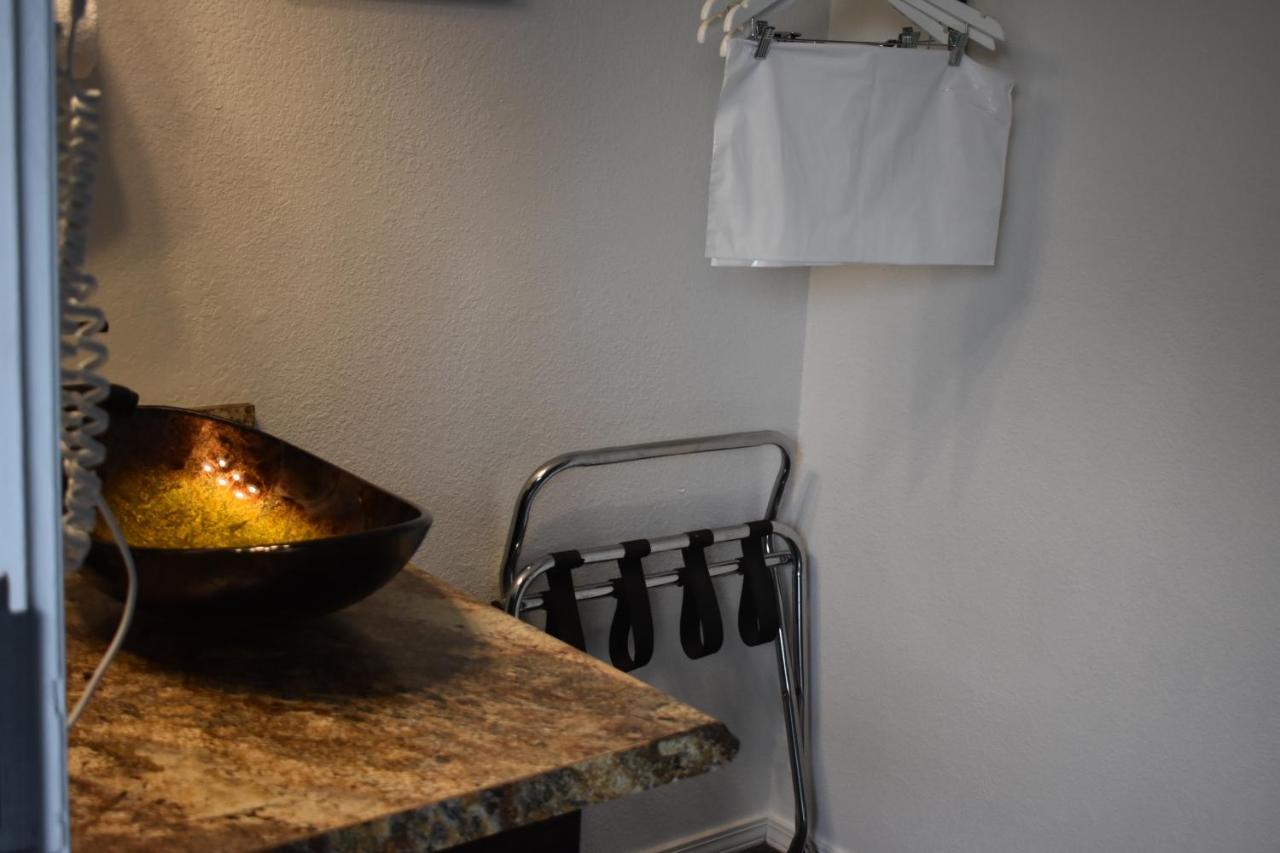 Lighthouse Cove Inn Бандон Экстерьер фото A tea bag warmer