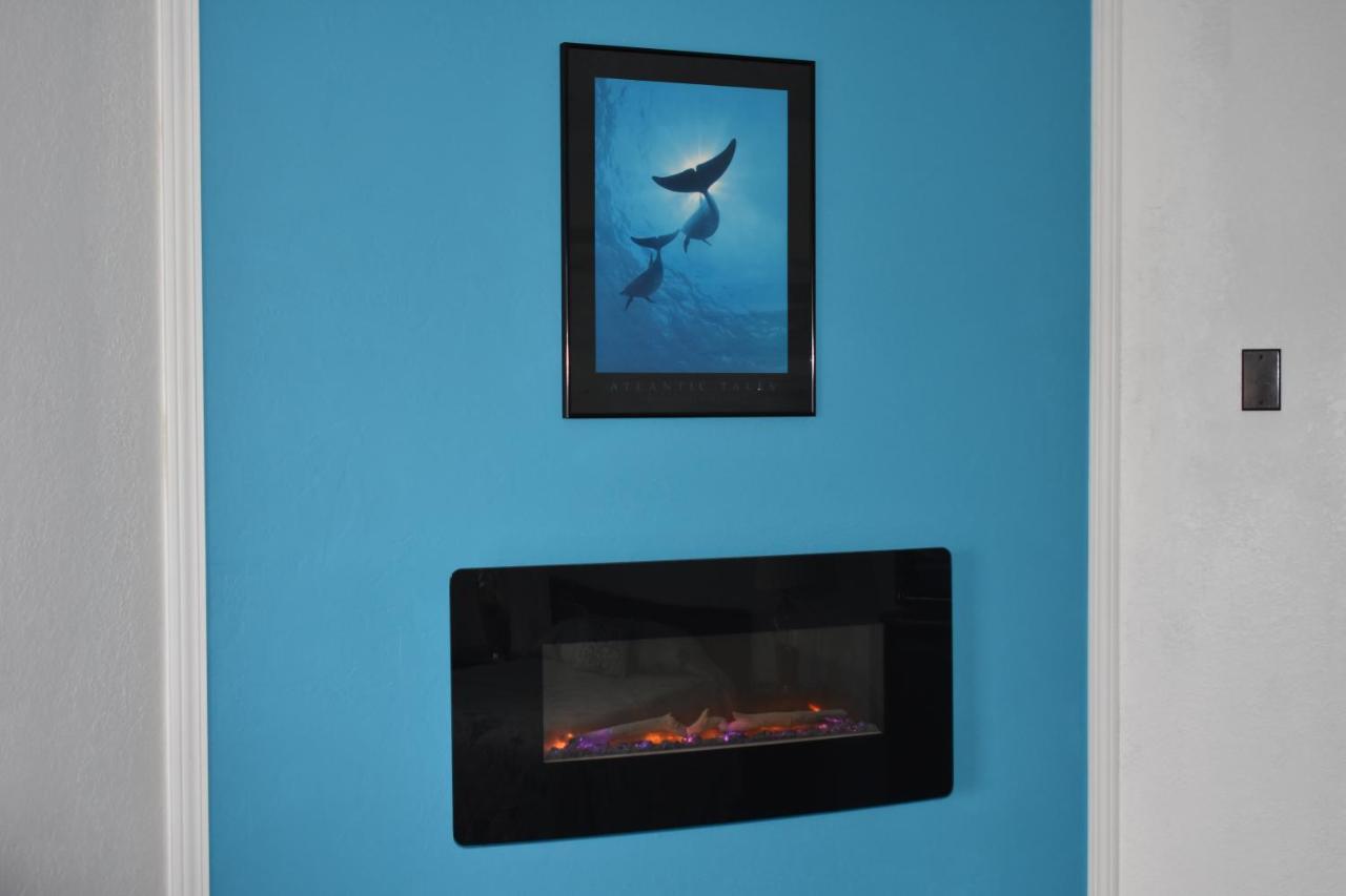 Lighthouse Cove Inn Бандон Экстерьер фото A wall mounted fireplace