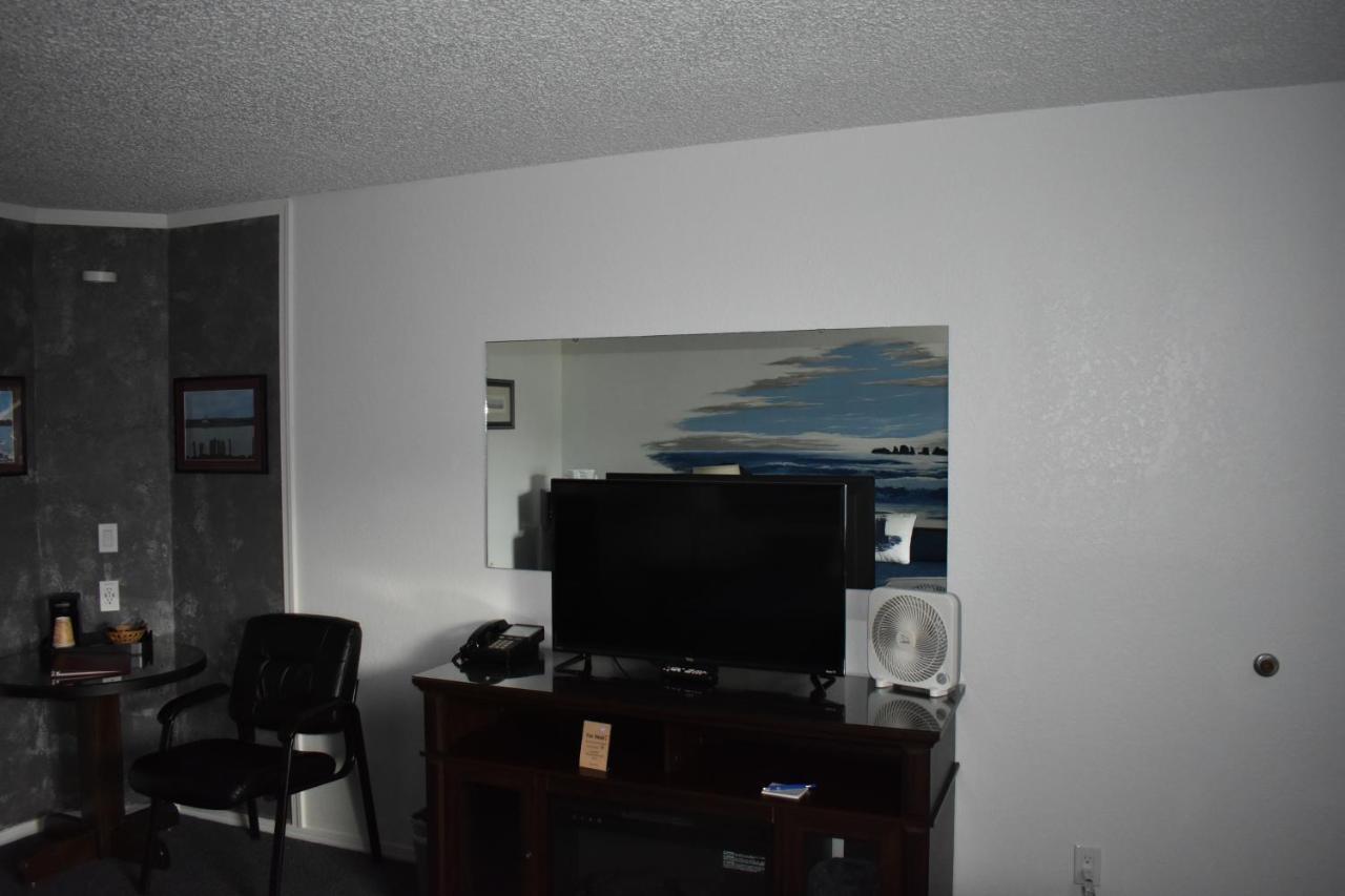 Lighthouse Cove Inn Бандон Экстерьер фото A room with a two-way mirror