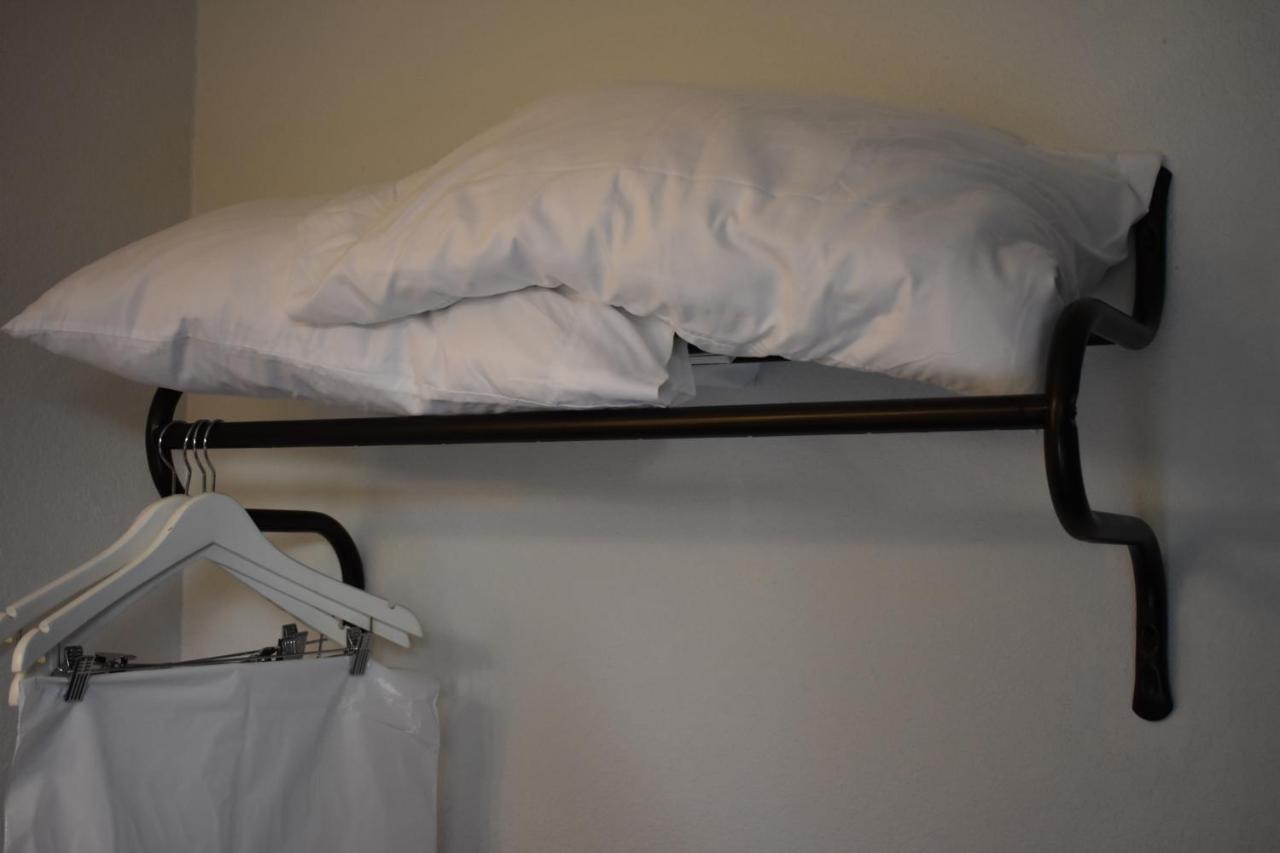 Lighthouse Cove Inn Бандон Экстерьер фото A wall-mounted coat rack with a pillow on it