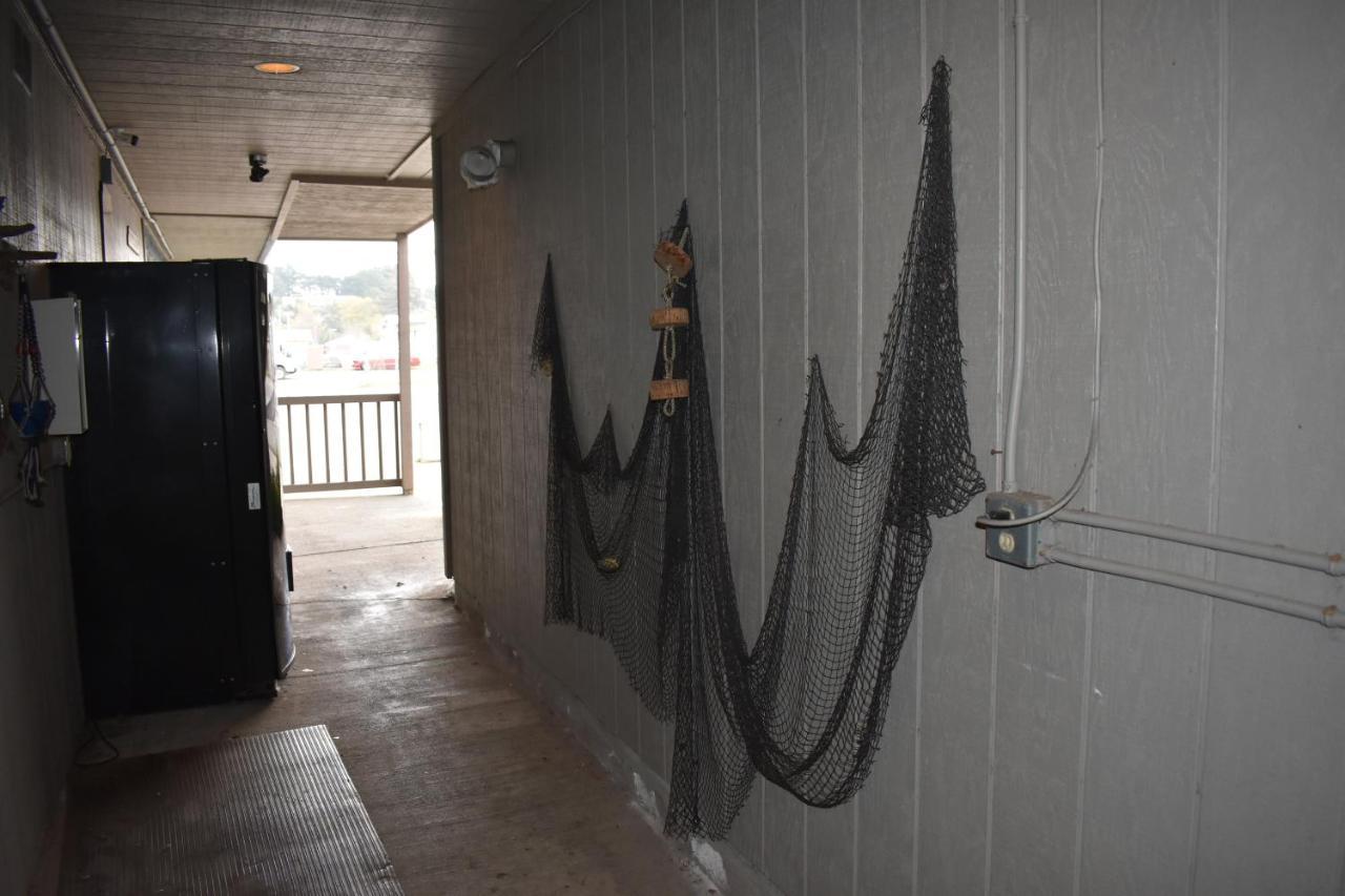 Lighthouse Cove Inn Бандон Экстерьер фото A cast net hanging on a wall