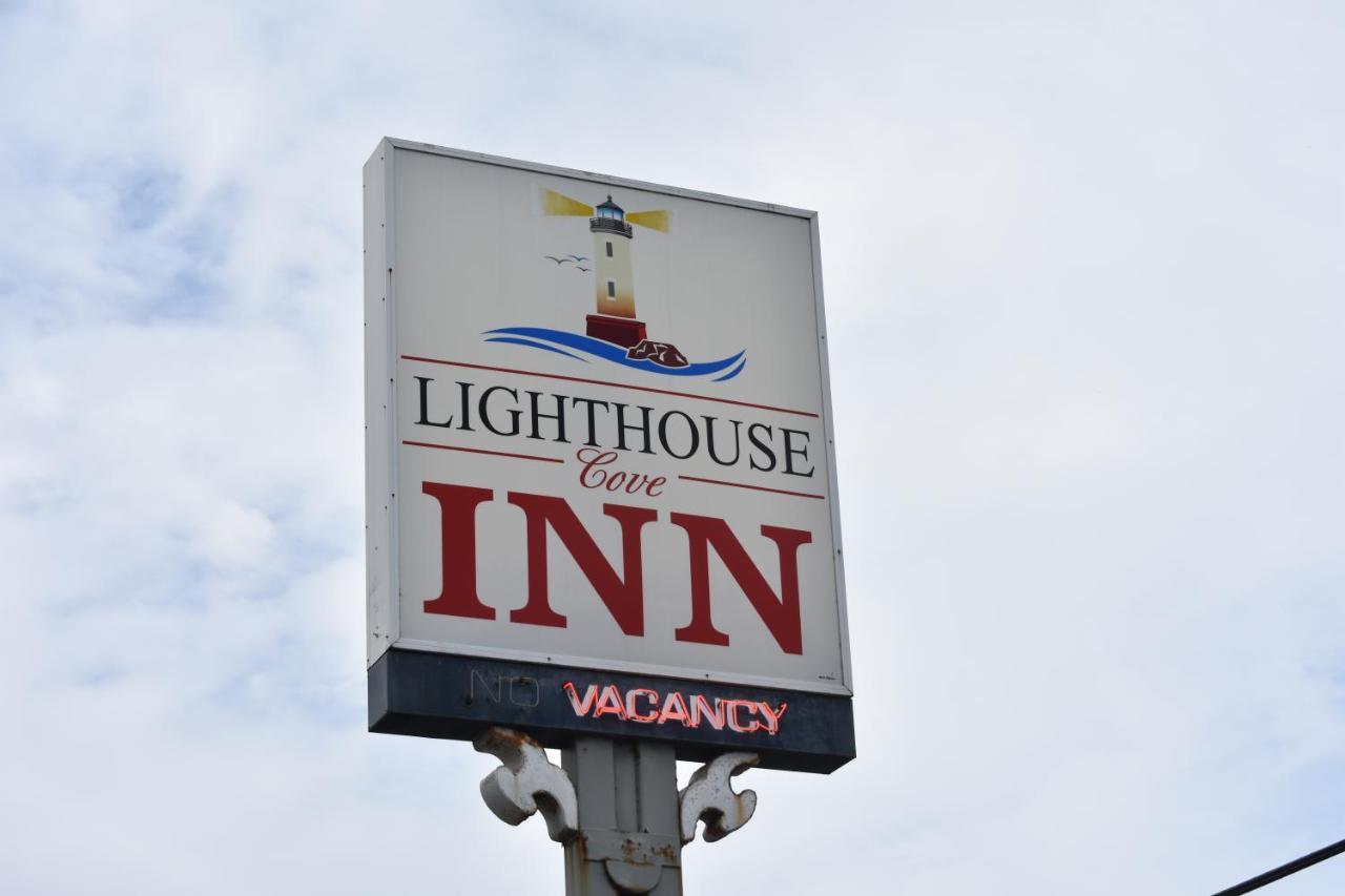 Lighthouse Cove Inn Бандон Экстерьер фото The sign for the Lighthouse Inn