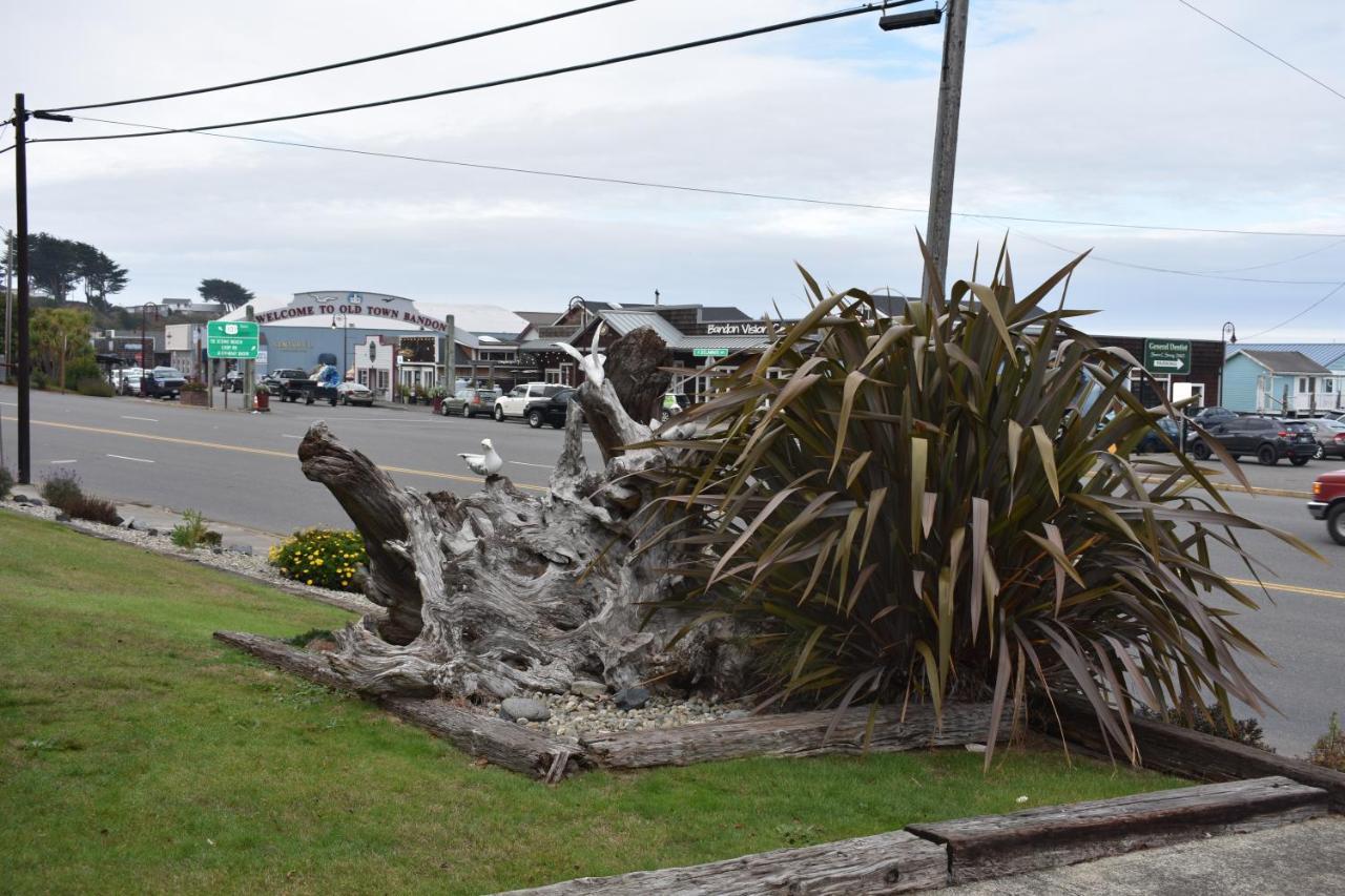 Lighthouse Cove Inn Бандон Экстерьер фото Whale sculpture