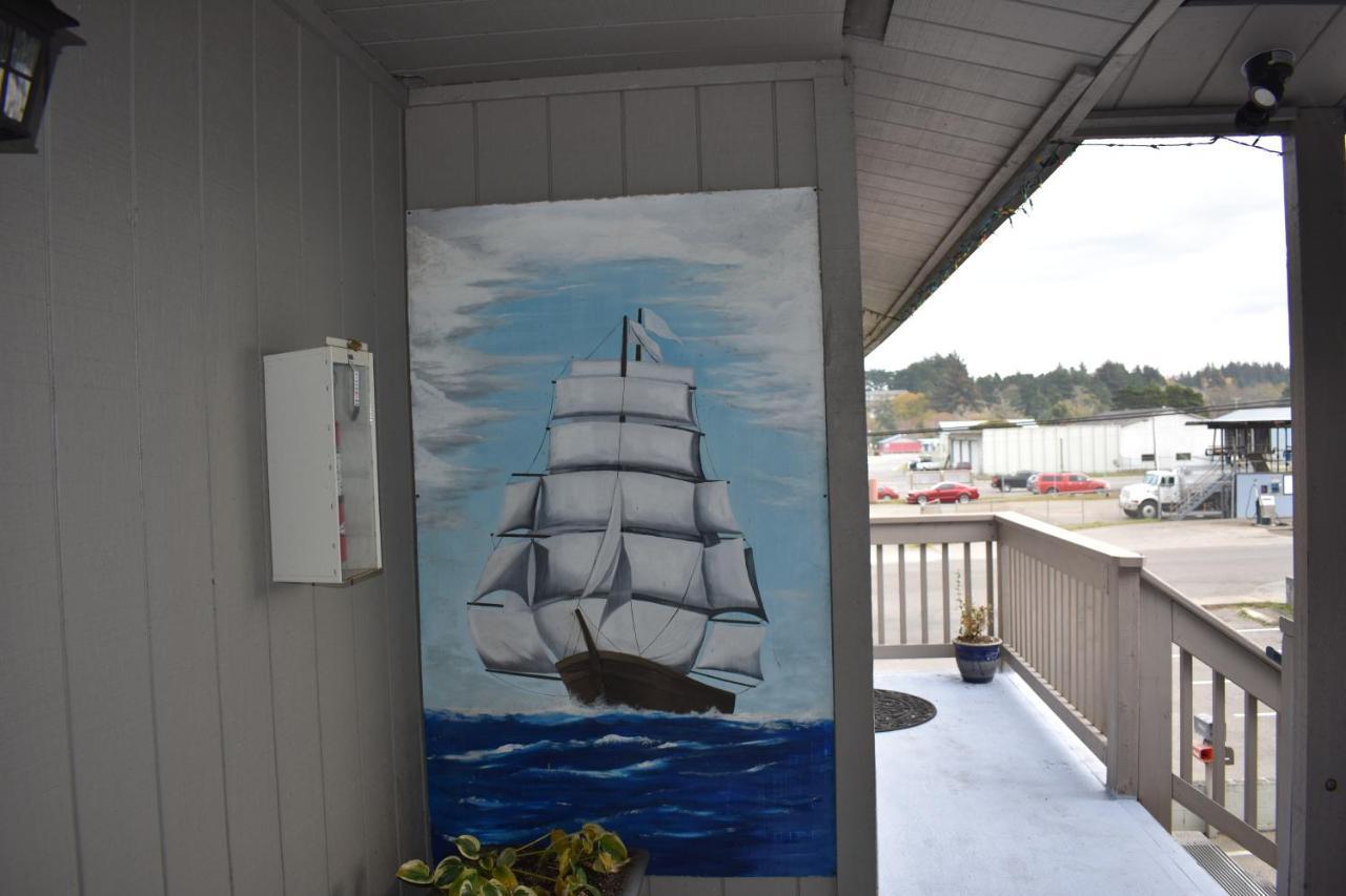 Lighthouse Cove Inn Бандон Экстерьер фото A mural of the ship at the Port of Tillamook Bay