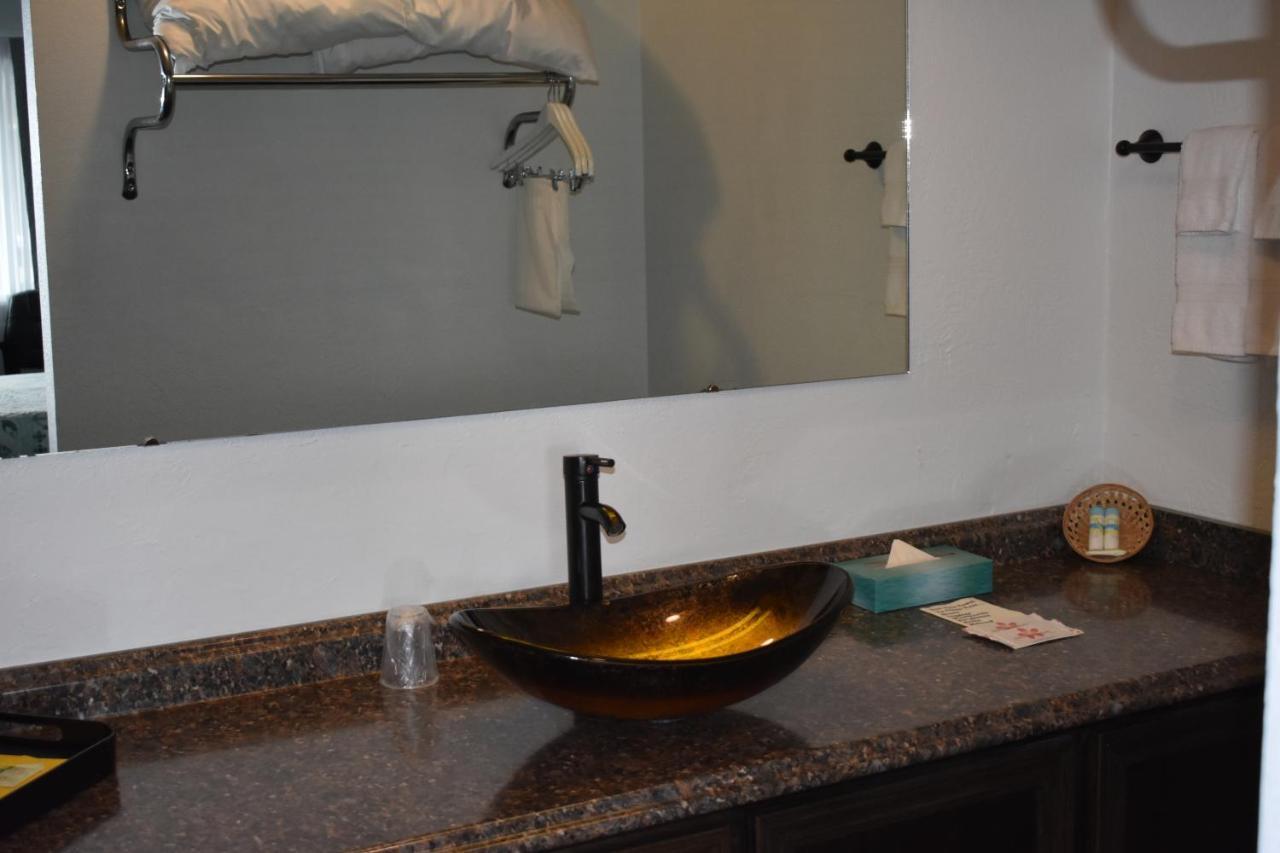 Lighthouse Cove Inn Бандон Экстерьер фото A vessel sink